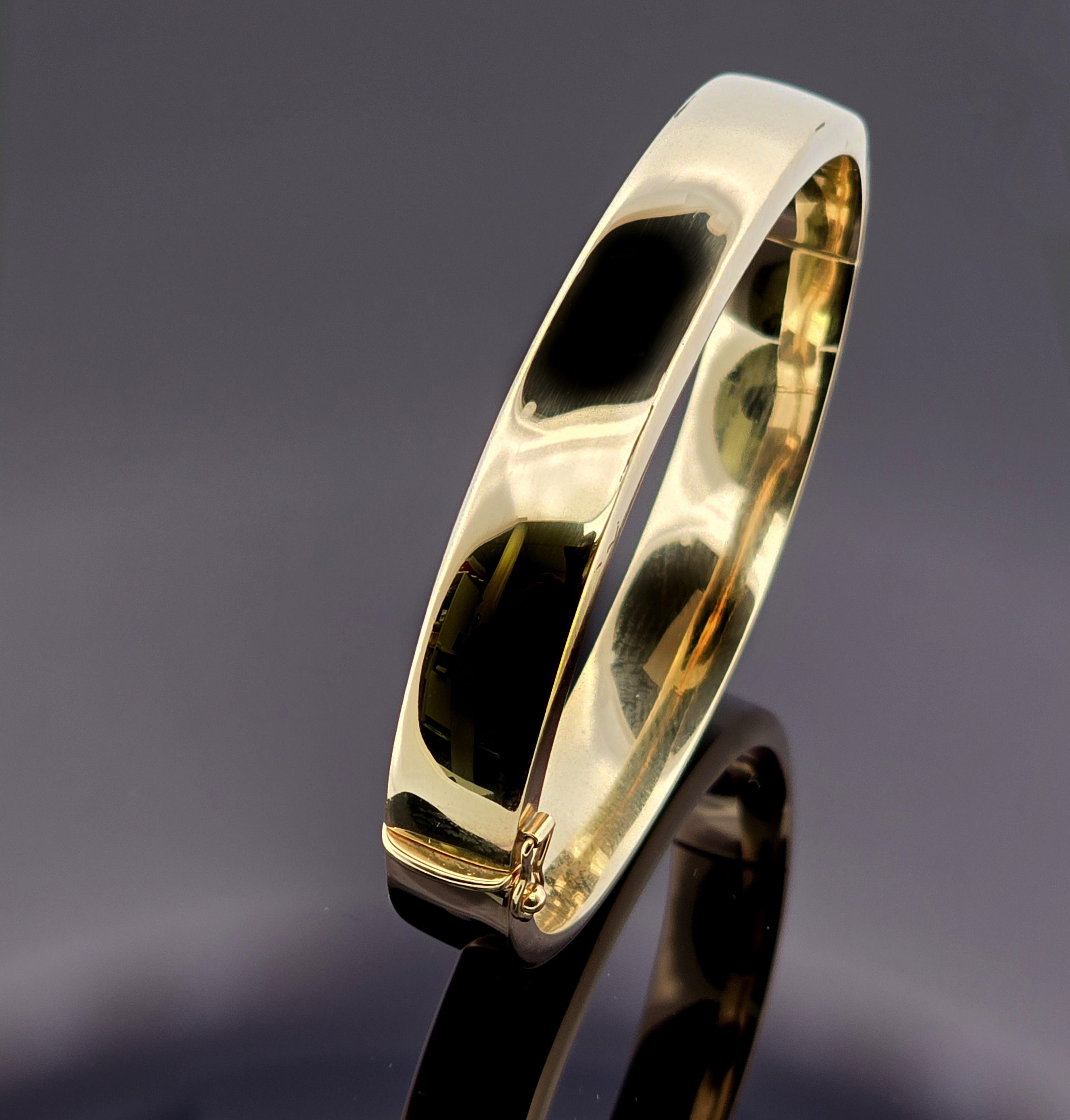 Prachtige bangle ( slavenarmband) in 14 krt goud.